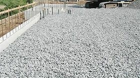 敷き詰められた砂利が振動を分散・吸収